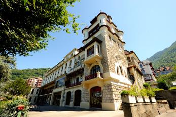 Юлия, мама Шмидт Кристины (10 лет). Школа Institut Monte Rosa