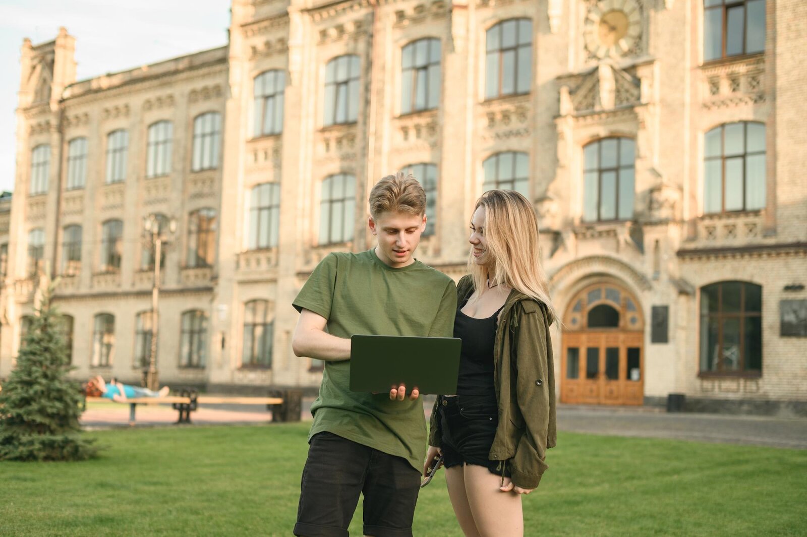 Royal Holloway University of London (Университет Роял Холлоуэй в Лондоне)
    