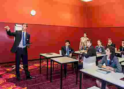 César Ritz Colleges (Бакалавриат)